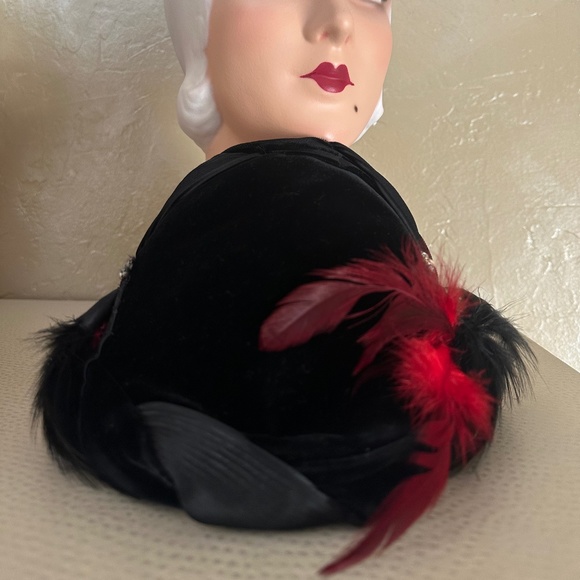 FASHIONABLE 1950s\' BLACK VELOUR CAP WITH DRAPED SATIN TRIM +  BLACK/RED FEATHERS main image 9